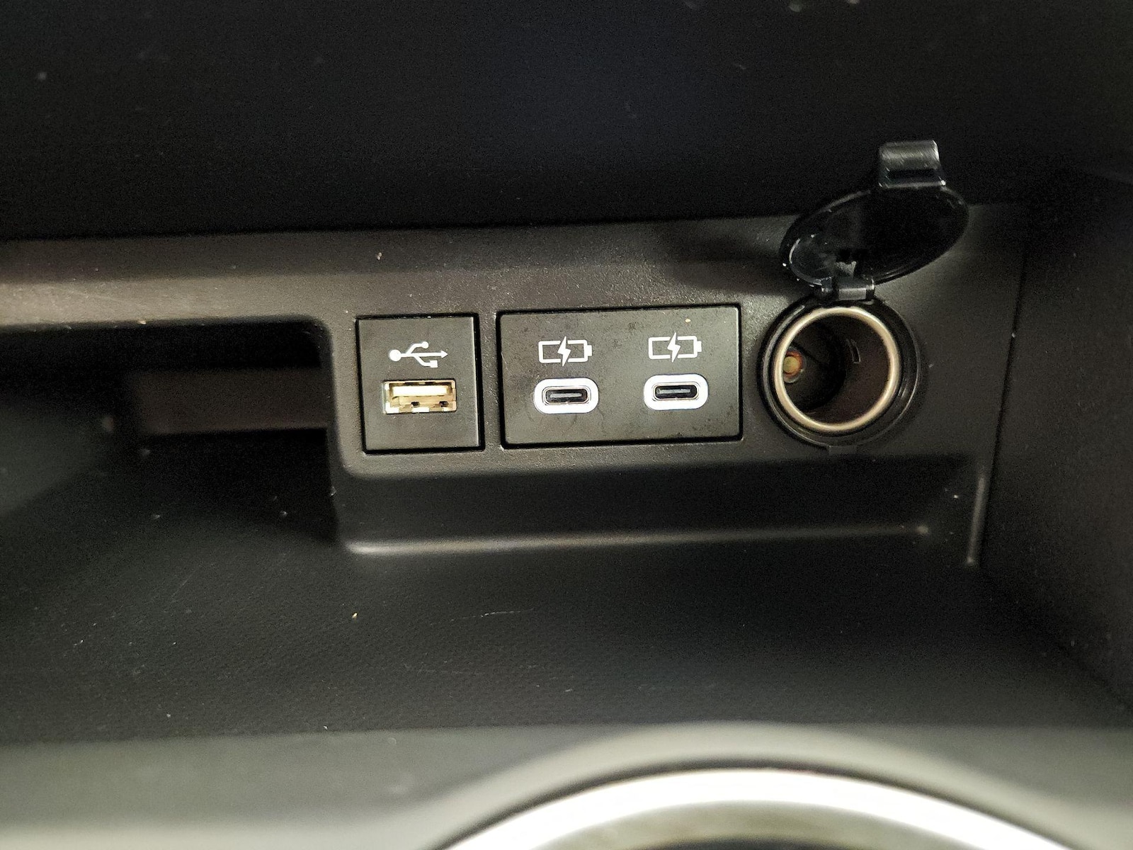 2023 Toyota Highlander LE - Photo 19