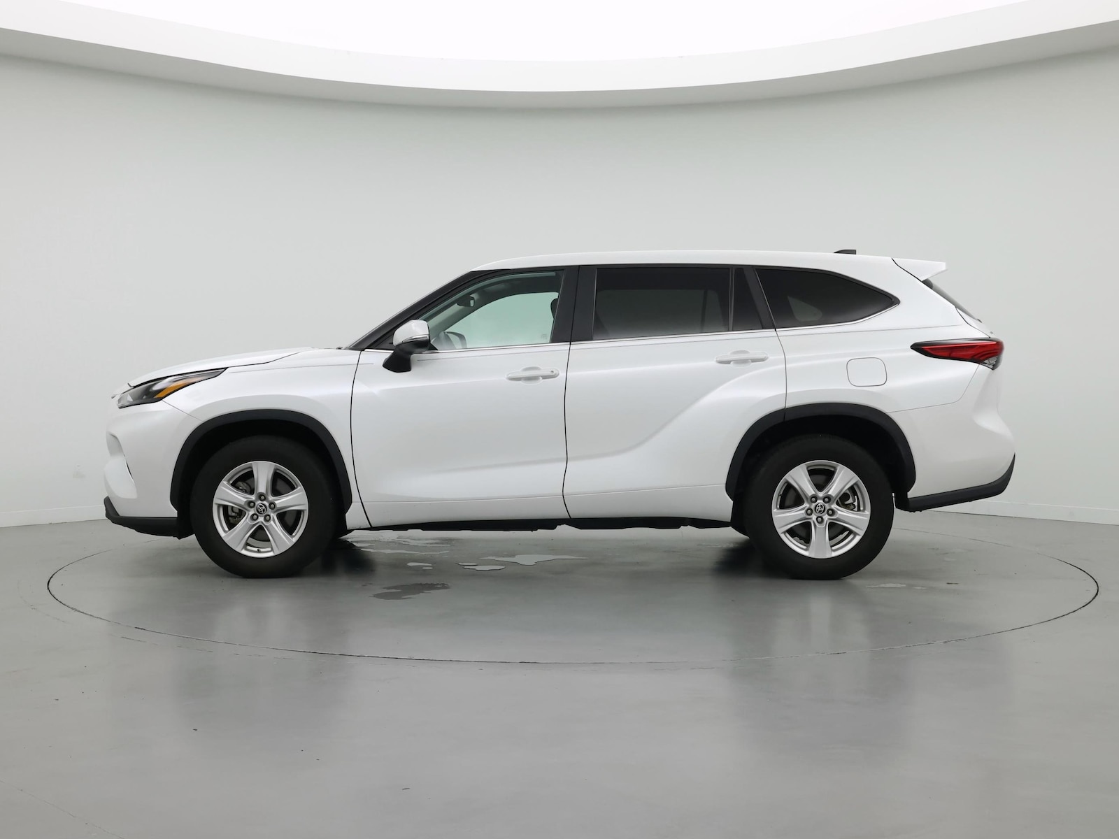 2023 Toyota Highlander LE - Photo 4