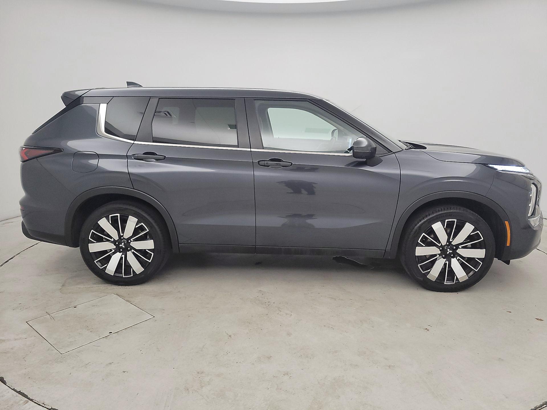 Thumbnail: 2025 Mitsubishi Outlander - 4