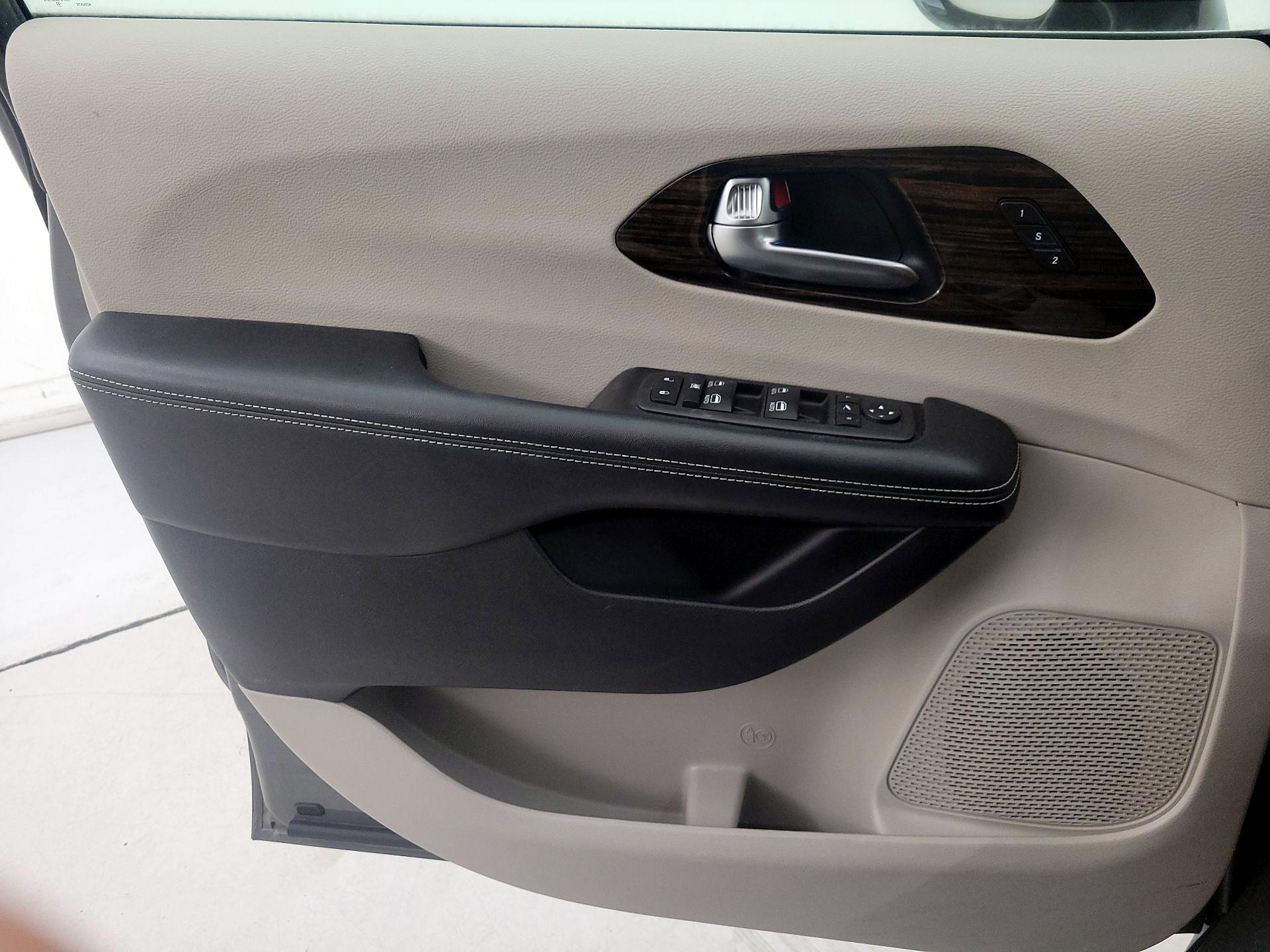 Thumbnail: 2023 Chrysler Pacifica - 12