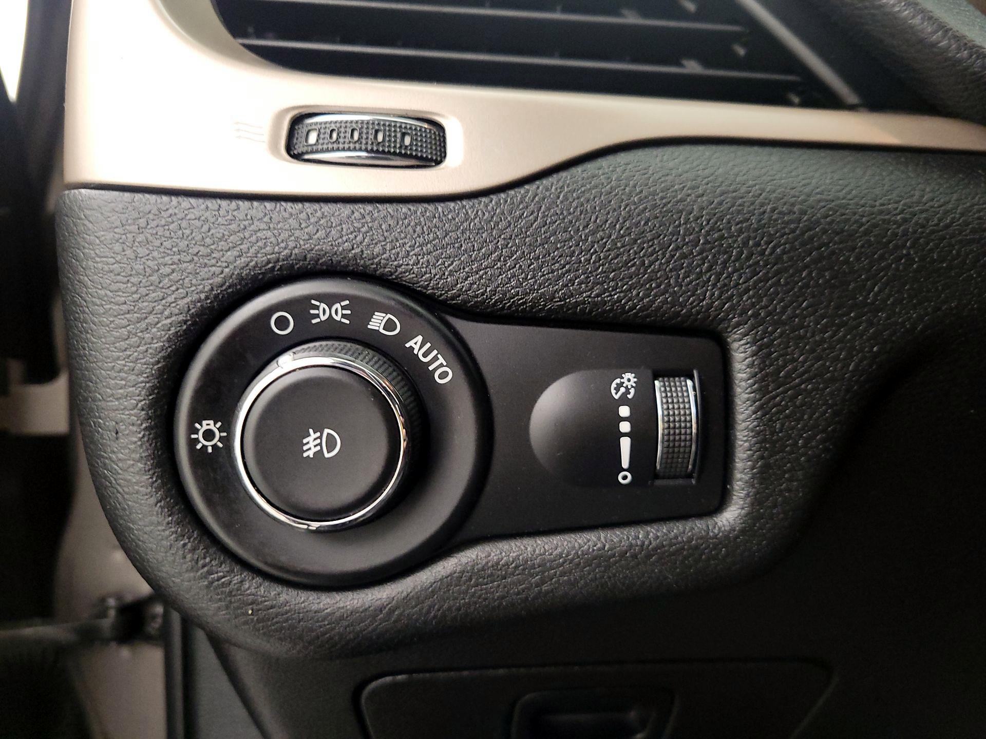 Thumbnail: 2018 Jeep Cherokee - 13