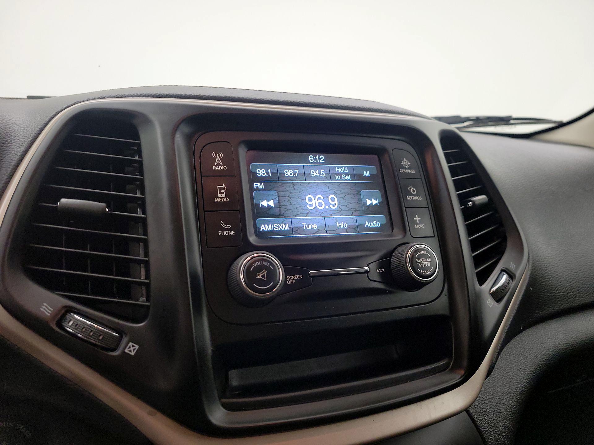 Thumbnail: 2018 Jeep Cherokee - 15