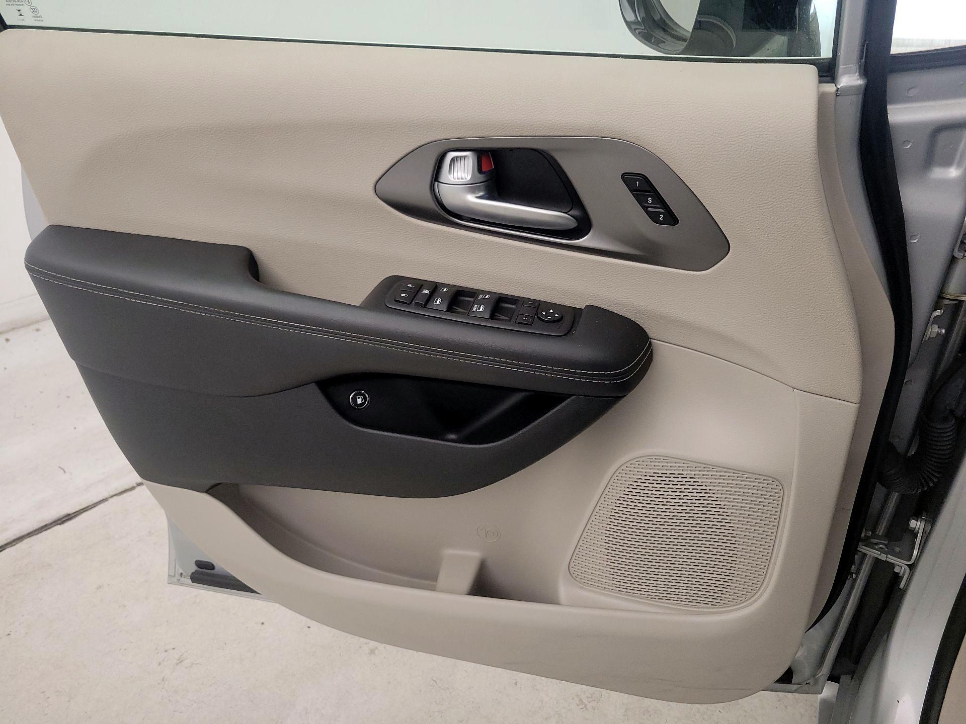 Thumbnail: 2024 Chrysler Pacifica - 12