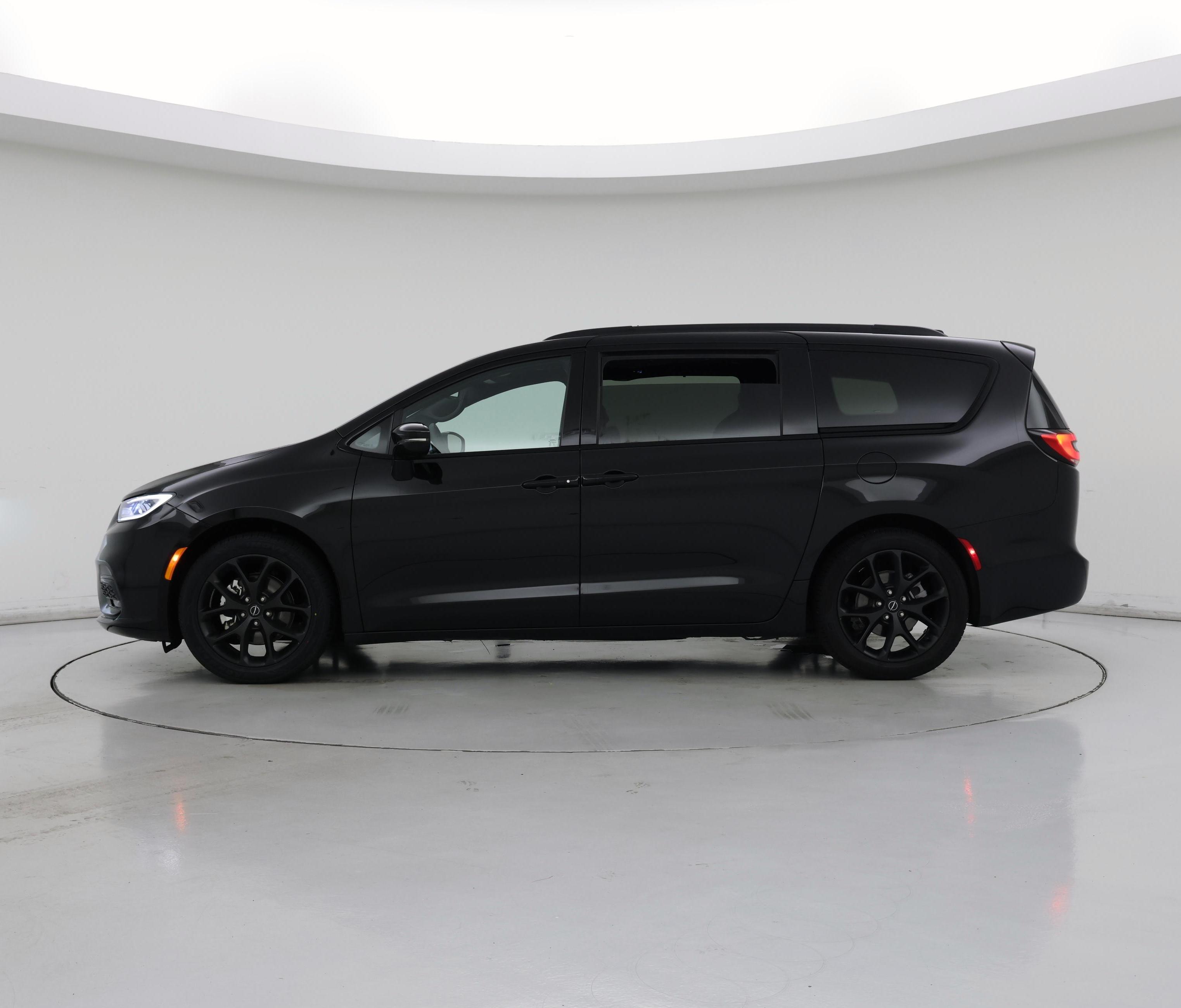 Thumbnail: 2026 Chrysler Pacifica - 3
