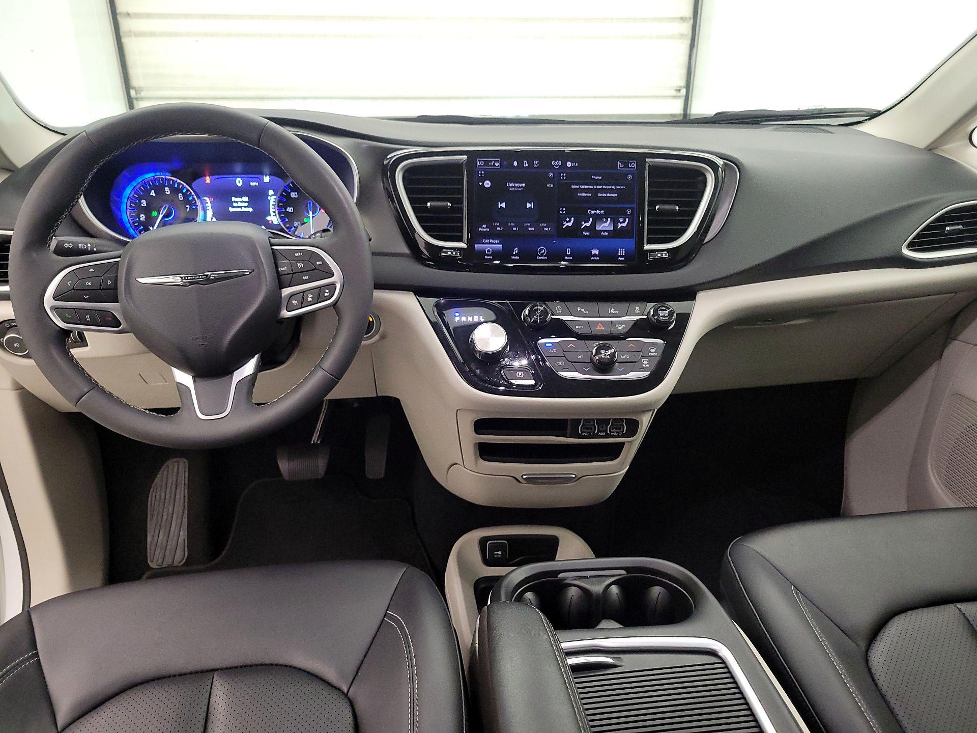 Thumbnail: 2024 Chrysler Pacifica - 9