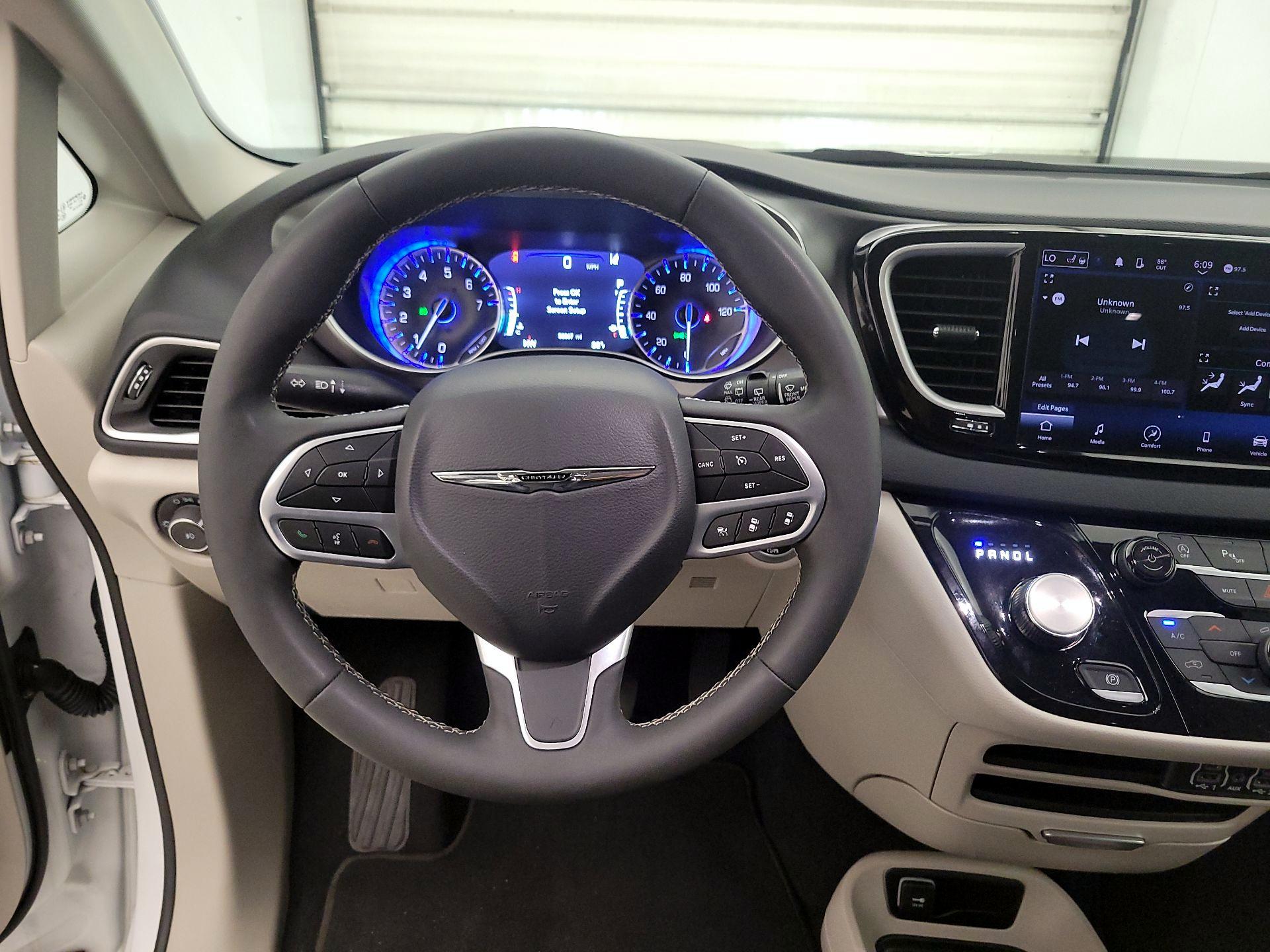 Thumbnail: 2024 Chrysler Pacifica - 10