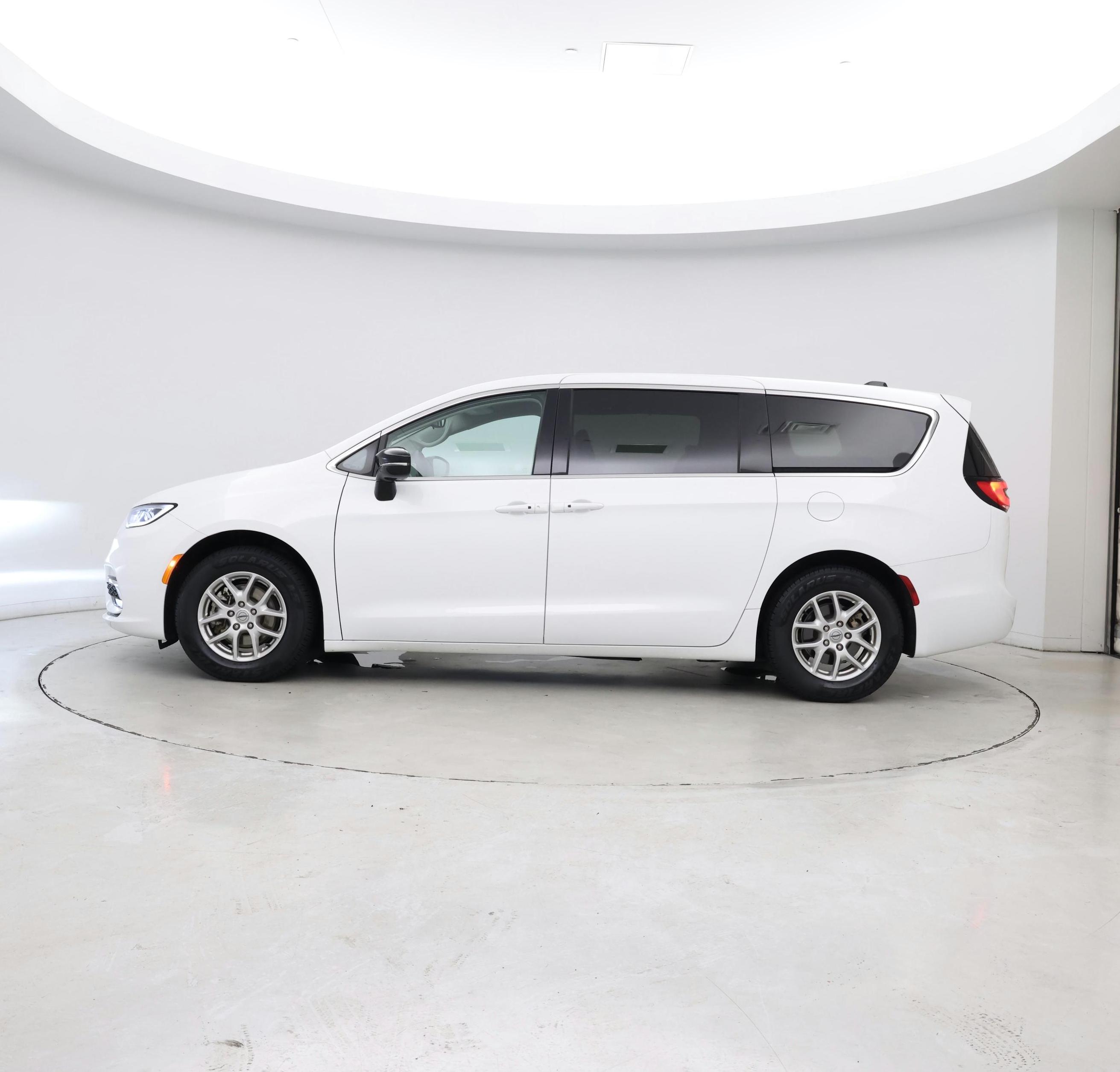 Thumbnail: 2024 Chrysler Pacifica - 3