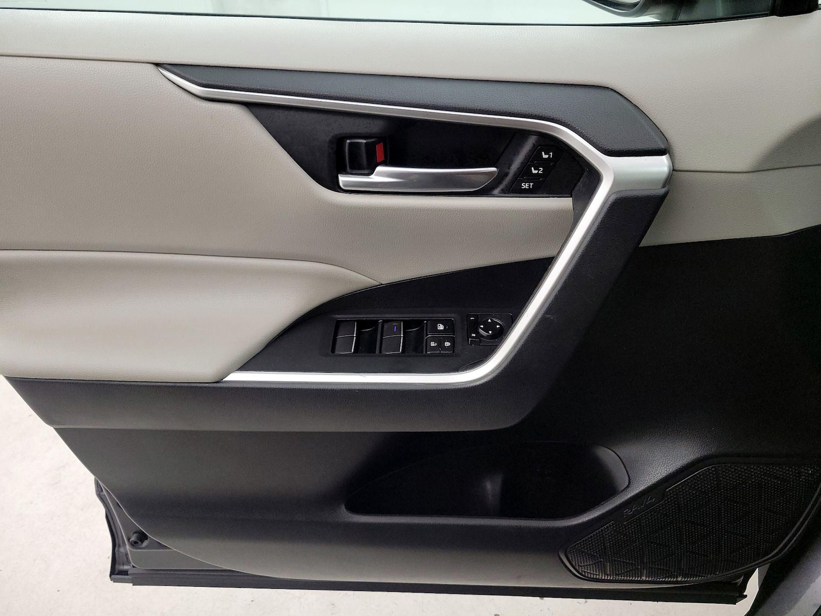 2020 Toyota RAV4 XLE Premium - Photo 13