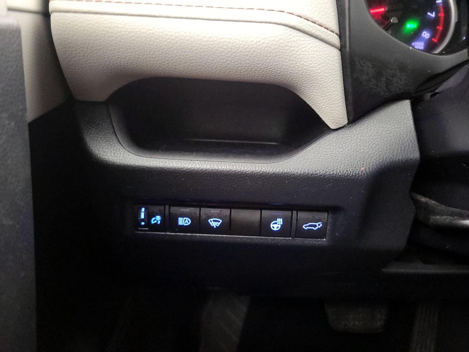 2020 Toyota RAV4 XLE Premium - Photo 14