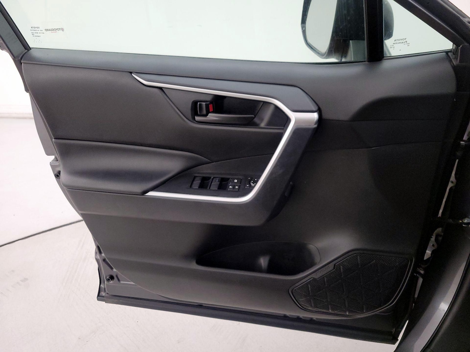 2025 Toyota RAV4 LE - Photo 13