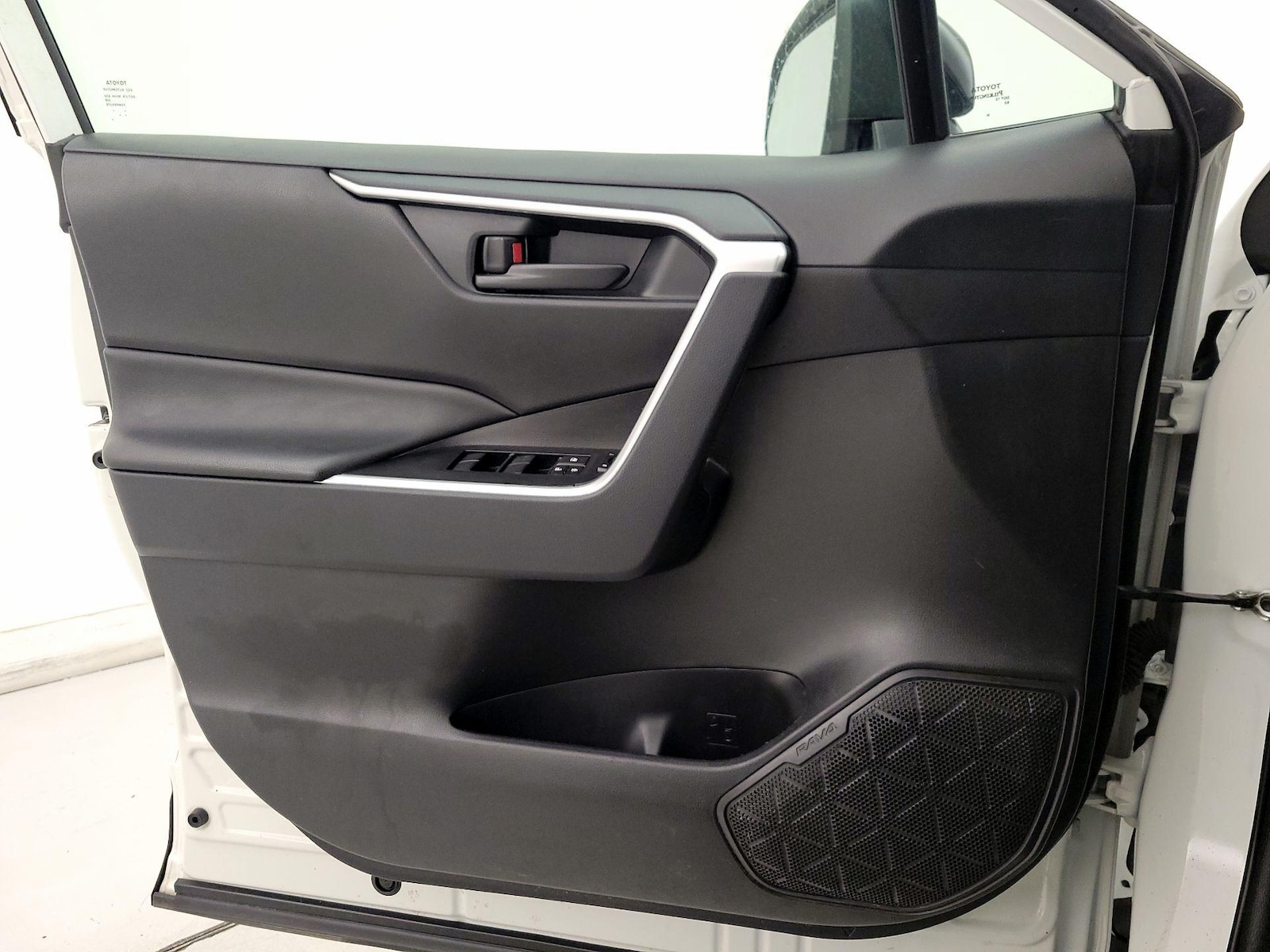 2025 Toyota RAV4 LE - Photo 13