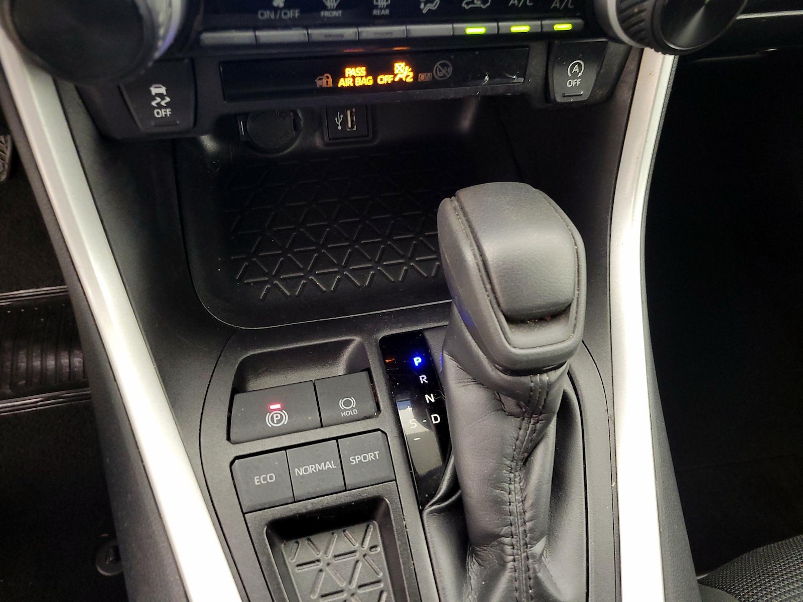 2025 Toyota RAV4 LE - Photo 18