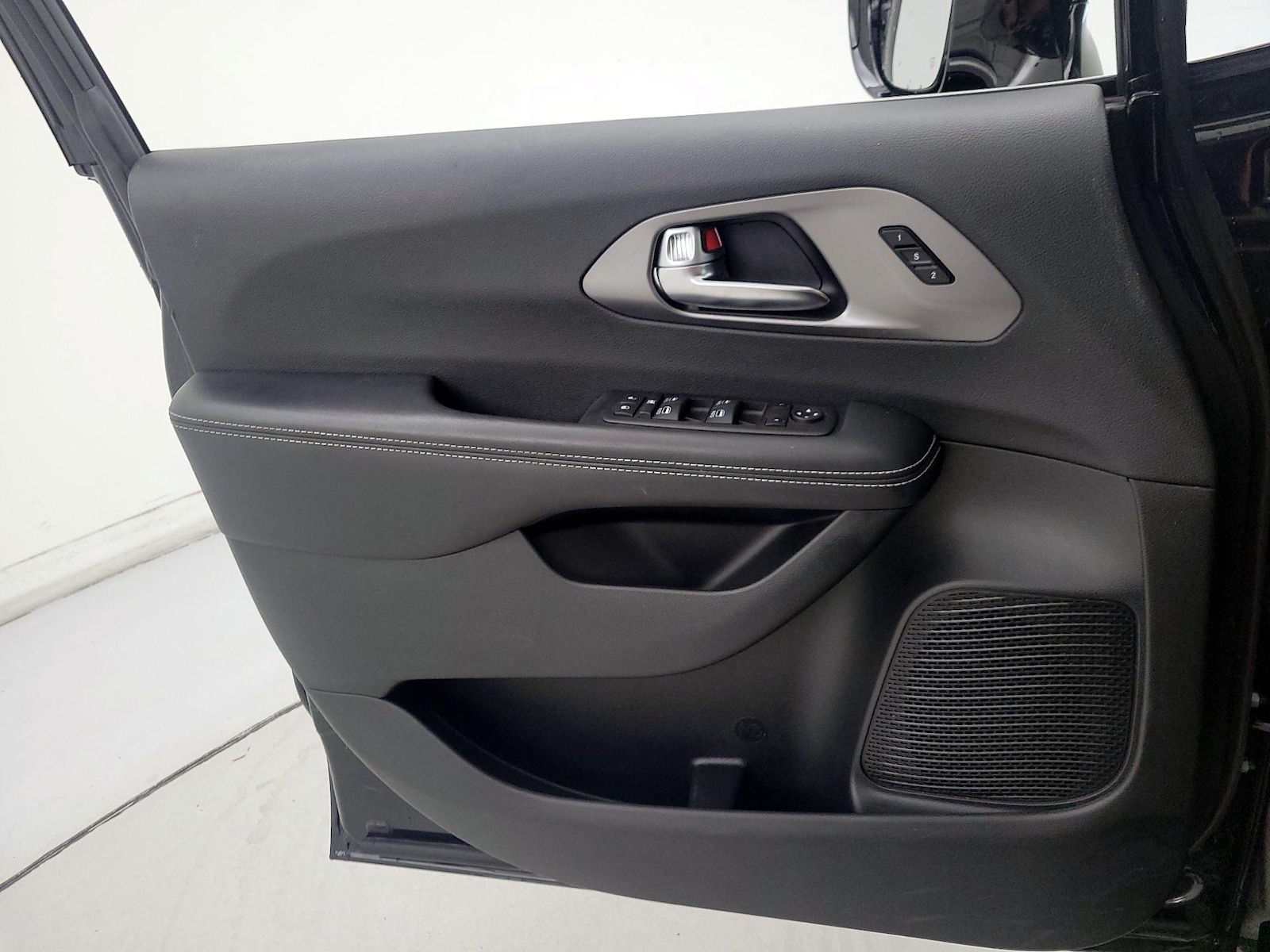 2025 Chrysler Pacifica Select - Photo 13