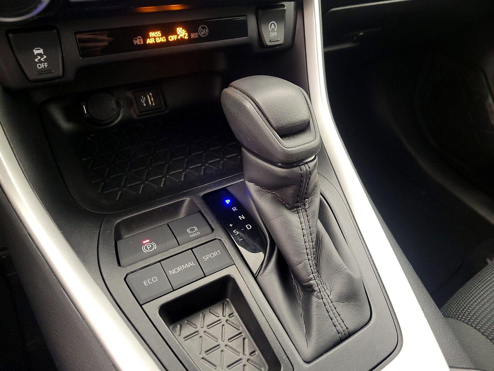 2025 Toyota RAV4 LE - Photo 18