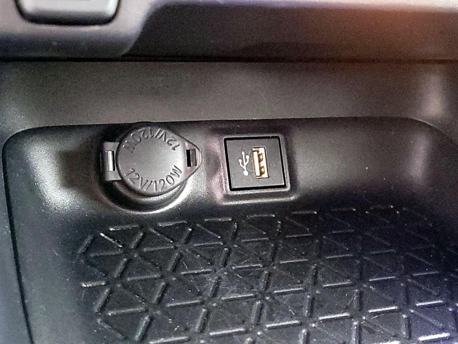 2025 Toyota RAV4 LE - Photo 19