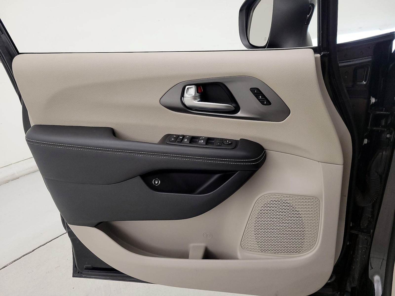 2023 Chrysler Pacifica Hybrid Touring L - Photo 13