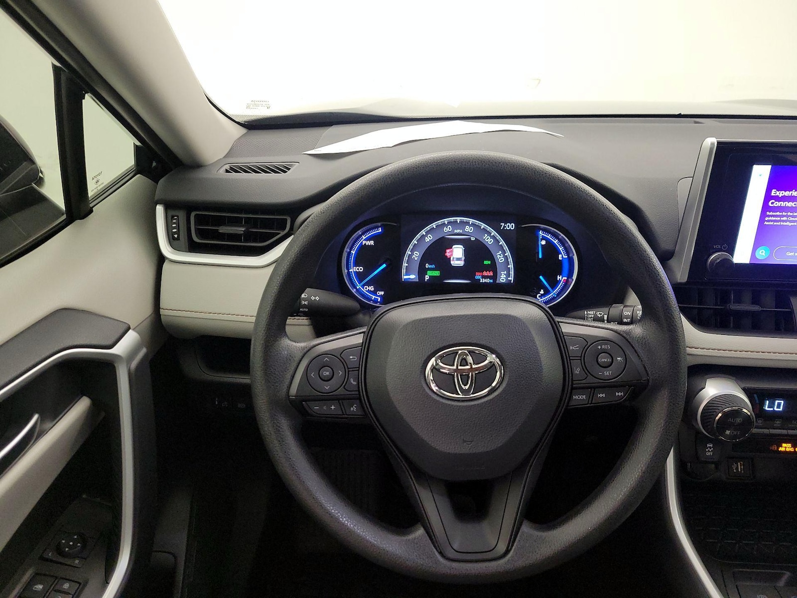 2025 Toyota RAV4 XLE - Photo 11
