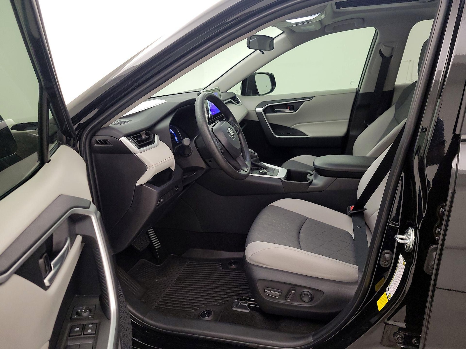 2025 Toyota RAV4 XLE - Photo 12