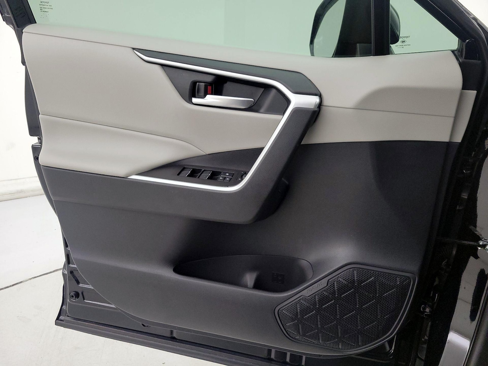 2025 Toyota RAV4 XLE - Photo 13