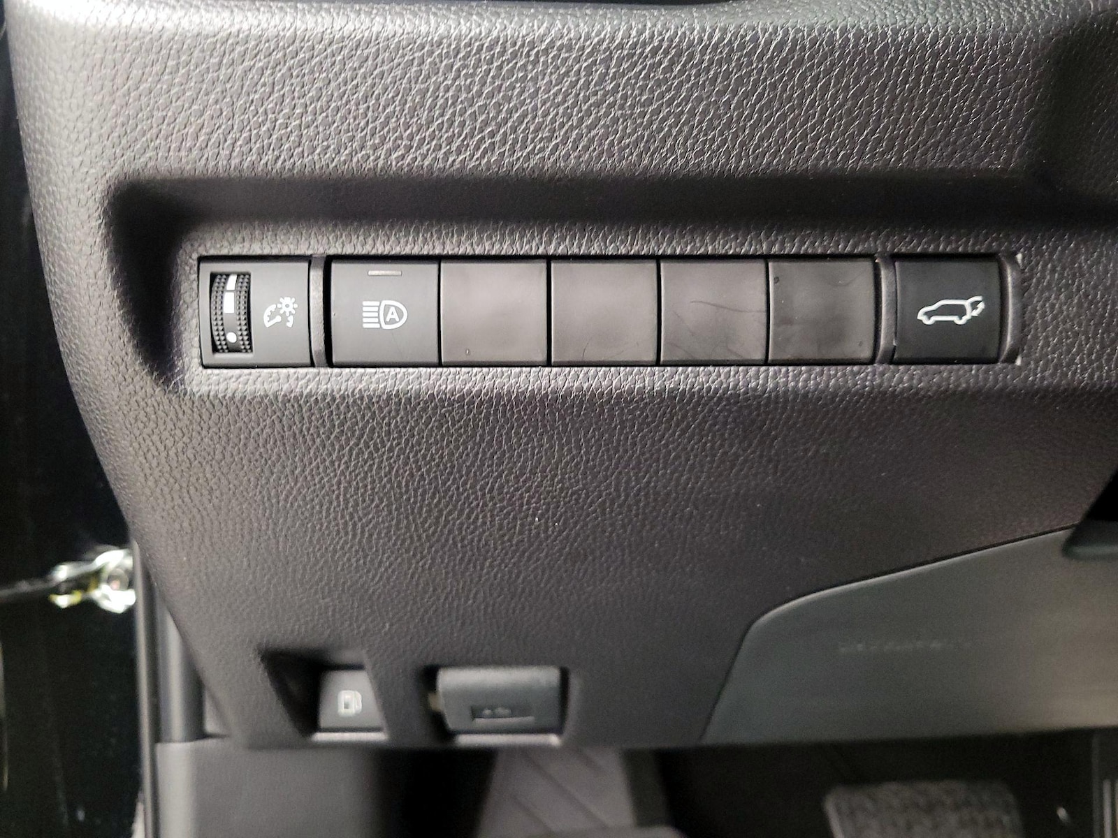 2025 Toyota RAV4 XLE - Photo 14