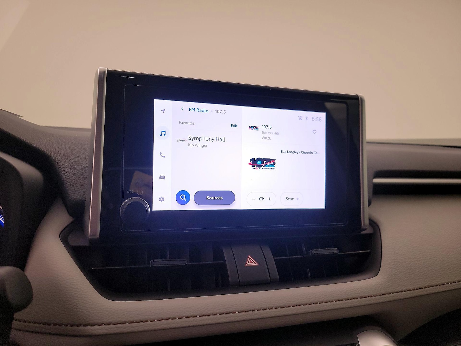 2025 Toyota RAV4 XLE - Photo 16