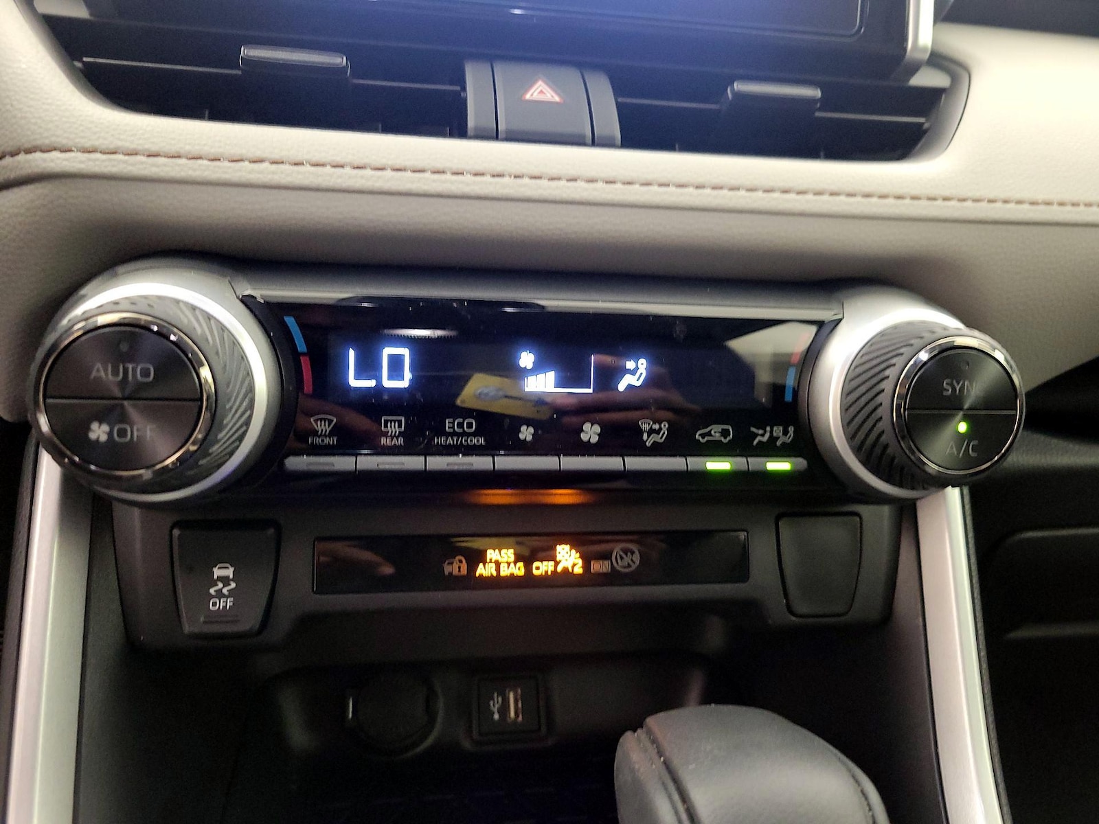 2025 Toyota RAV4 XLE - Photo 17