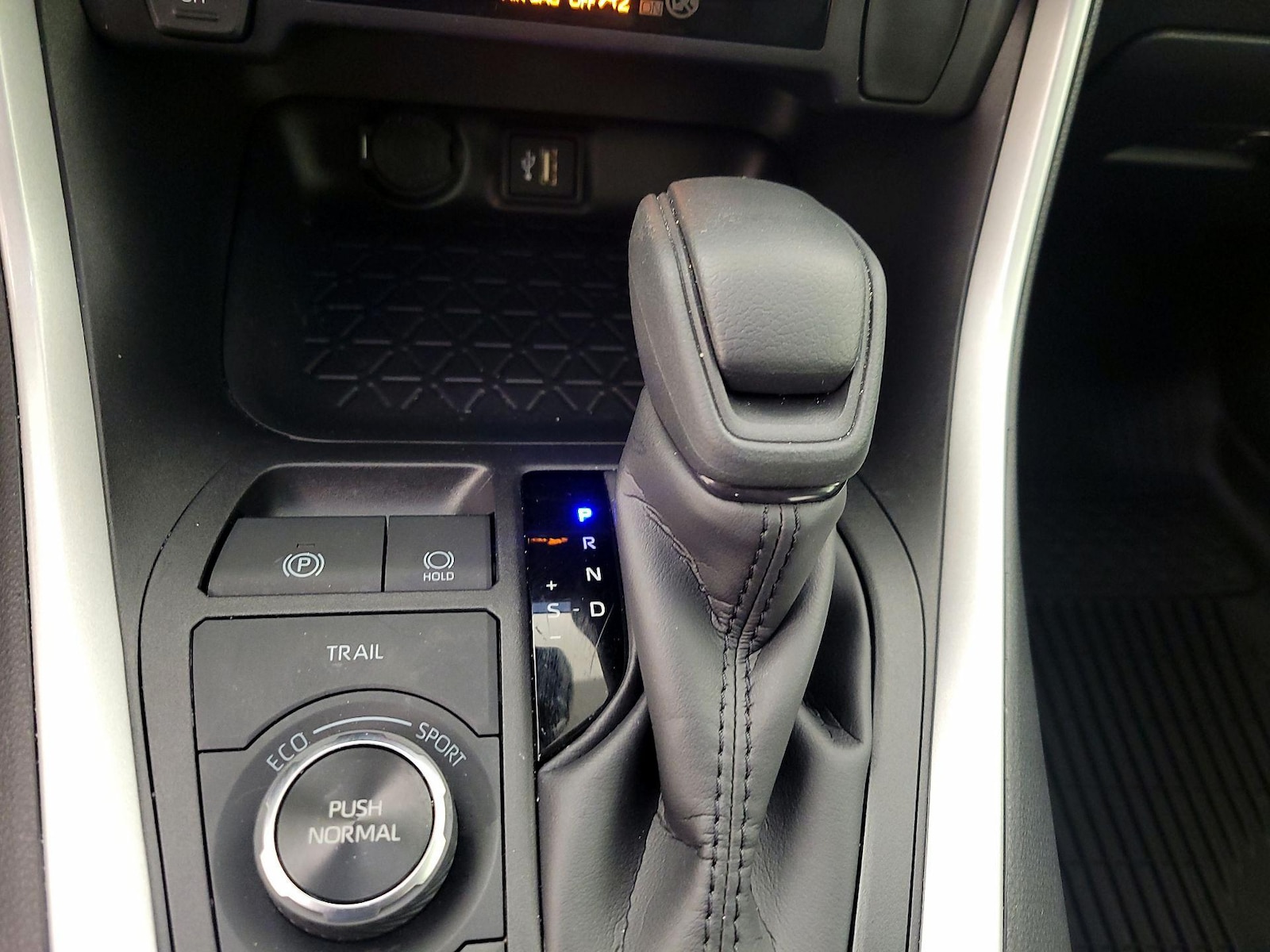 2025 Toyota RAV4 XLE - Photo 18