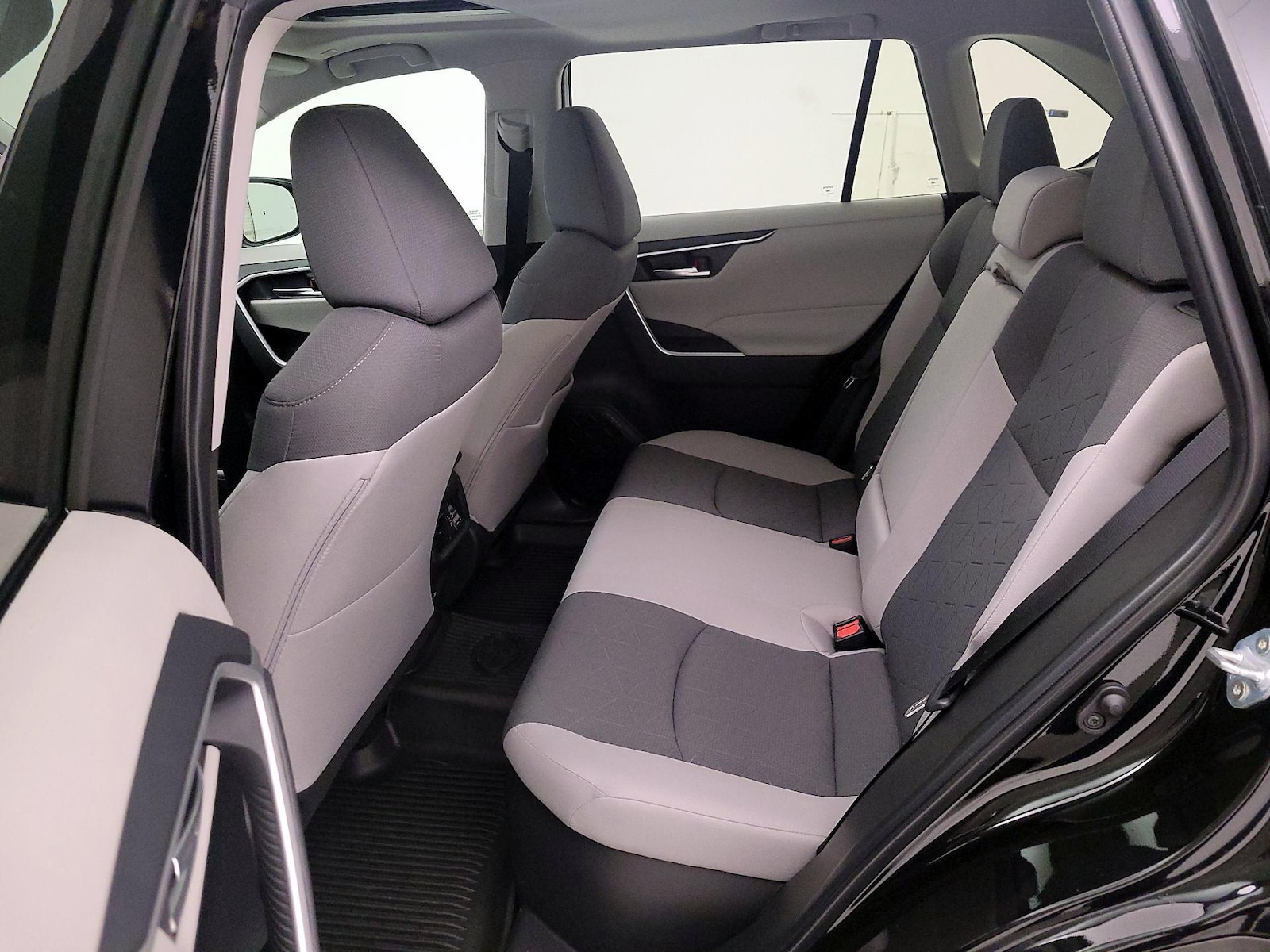 2025 Toyota RAV4 XLE - Photo 21