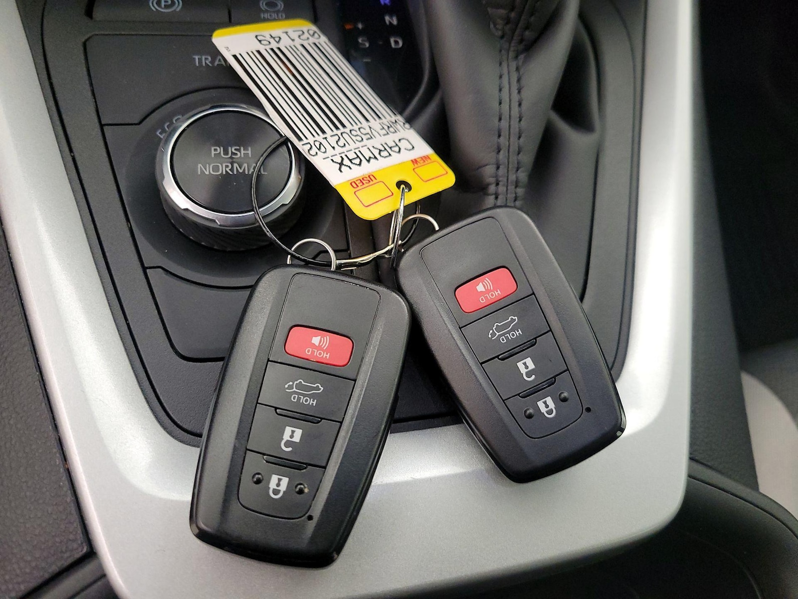 2025 Toyota RAV4 XLE - Photo 25