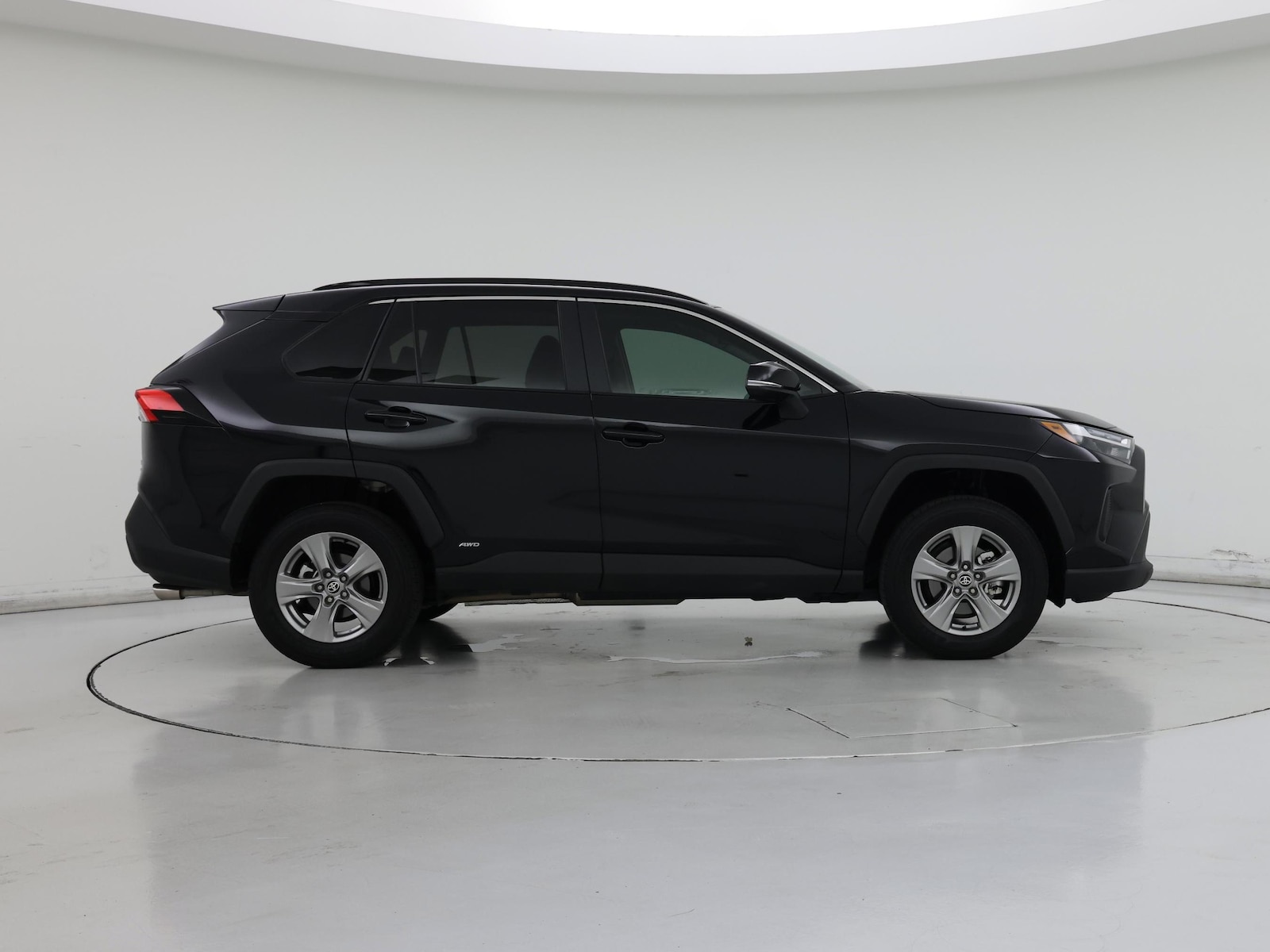 2025 Toyota RAV4 XLE - Photo 8