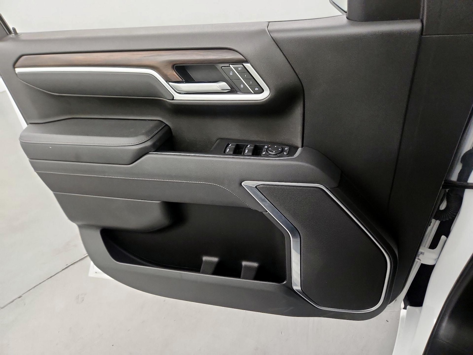 2025 GMC Sierra 1500 SLT - Photo 13