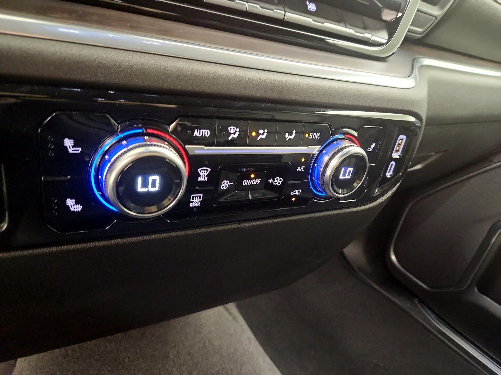 2025 GMC Sierra 1500 SLT - Photo 18