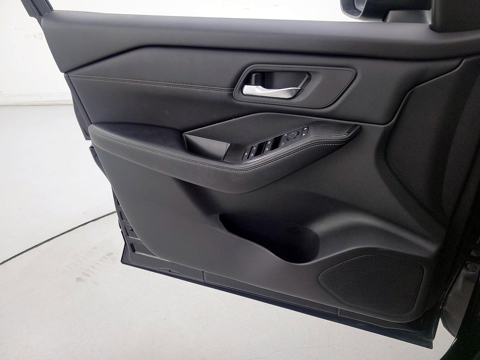 2025 Nissan Rogue SV - Photo 13