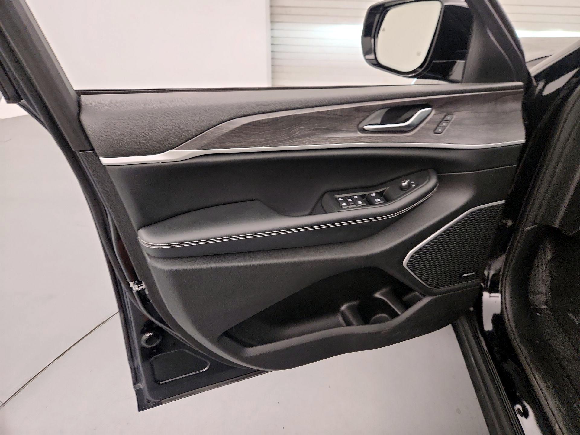 Thumbnail: 2023 Jeep Grand Cherokee - 12