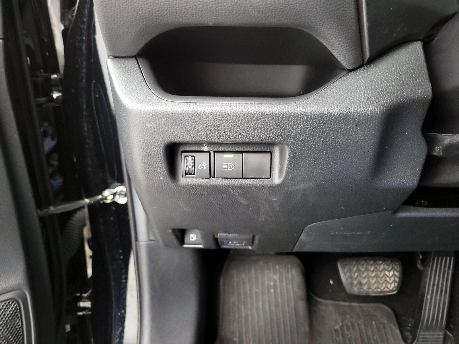 2021 Toyota RAV4 LE - Photo 14