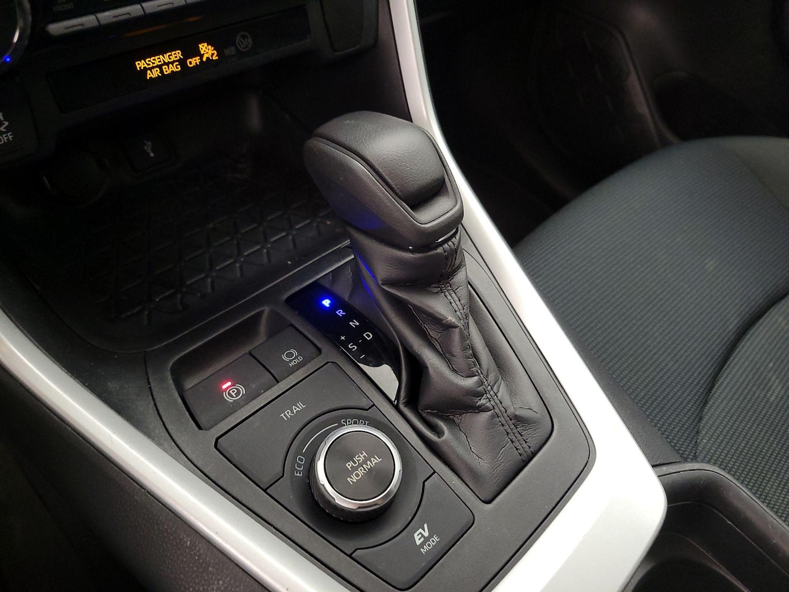 2021 Toyota RAV4 LE - Photo 18