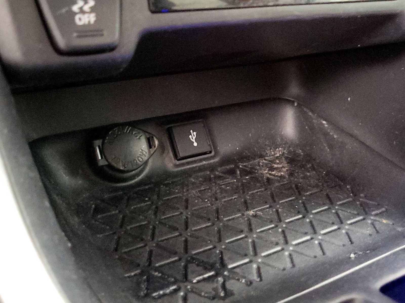 2021 Toyota RAV4 LE - Photo 19