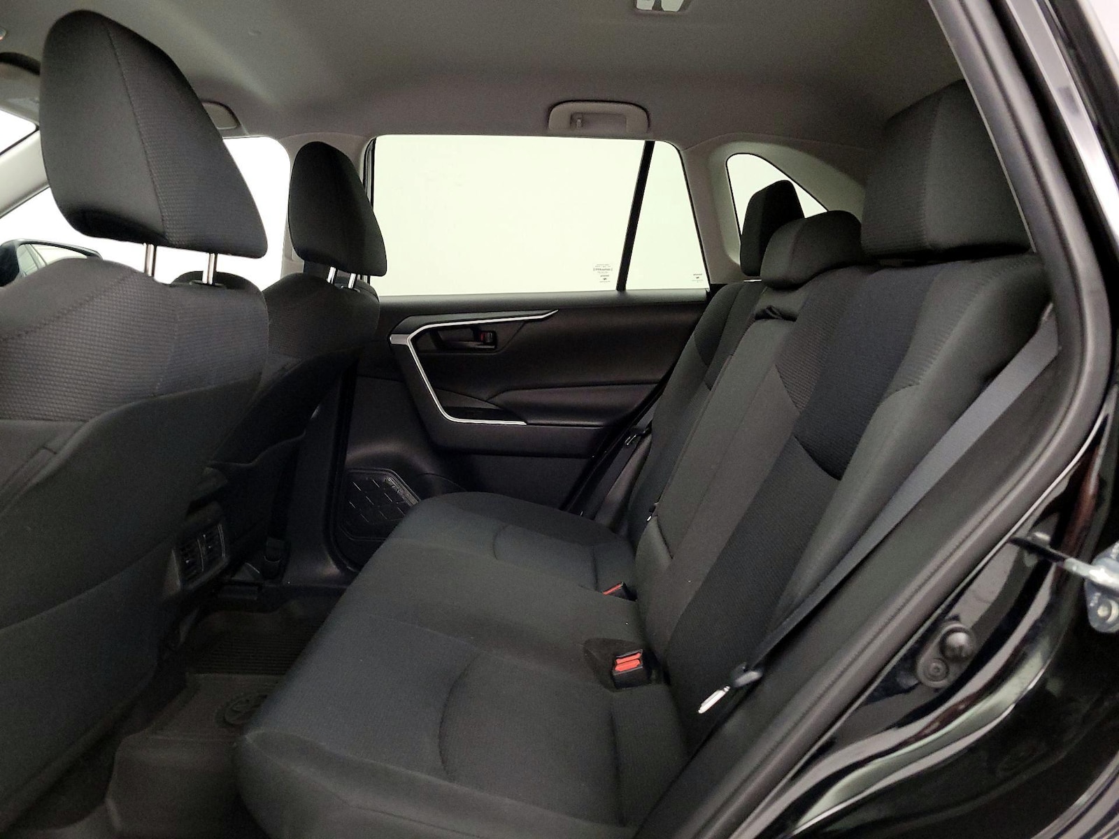 2021 Toyota RAV4 LE - Photo 20