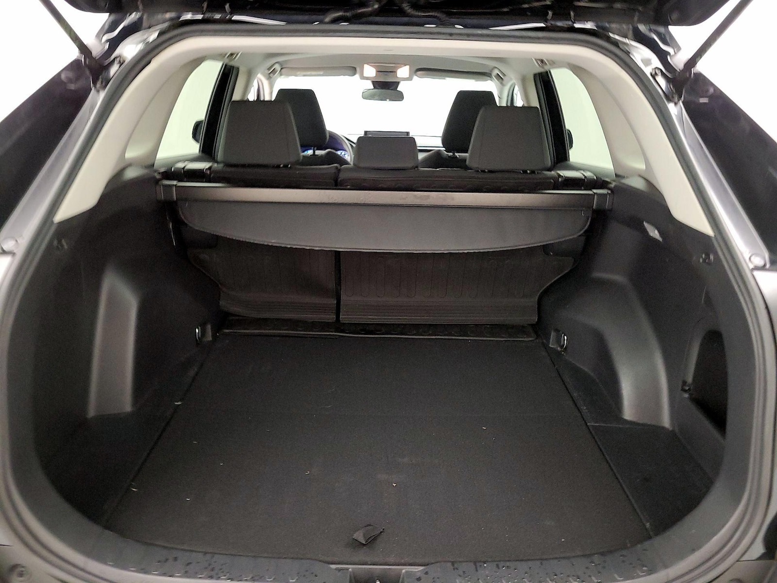 2021 Toyota RAV4 LE - Photo 21