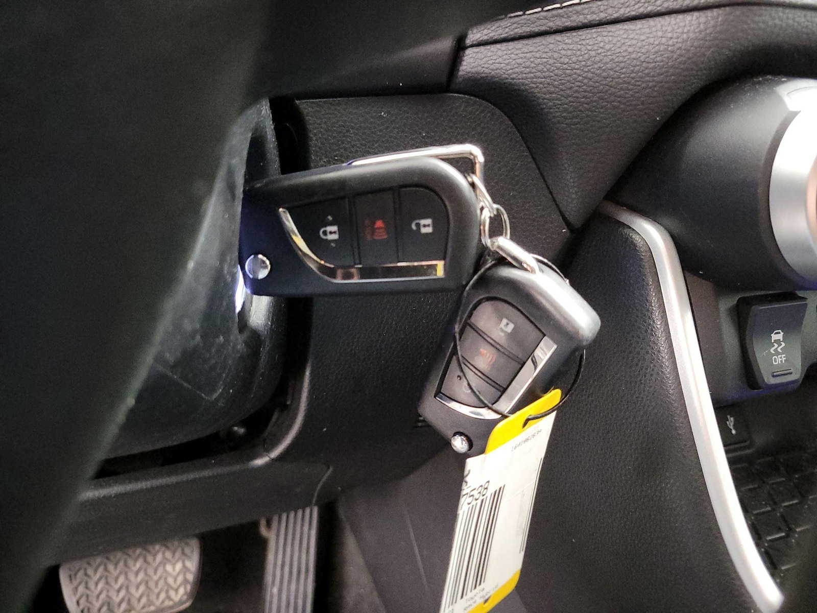 2021 Toyota RAV4 LE - Photo 23
