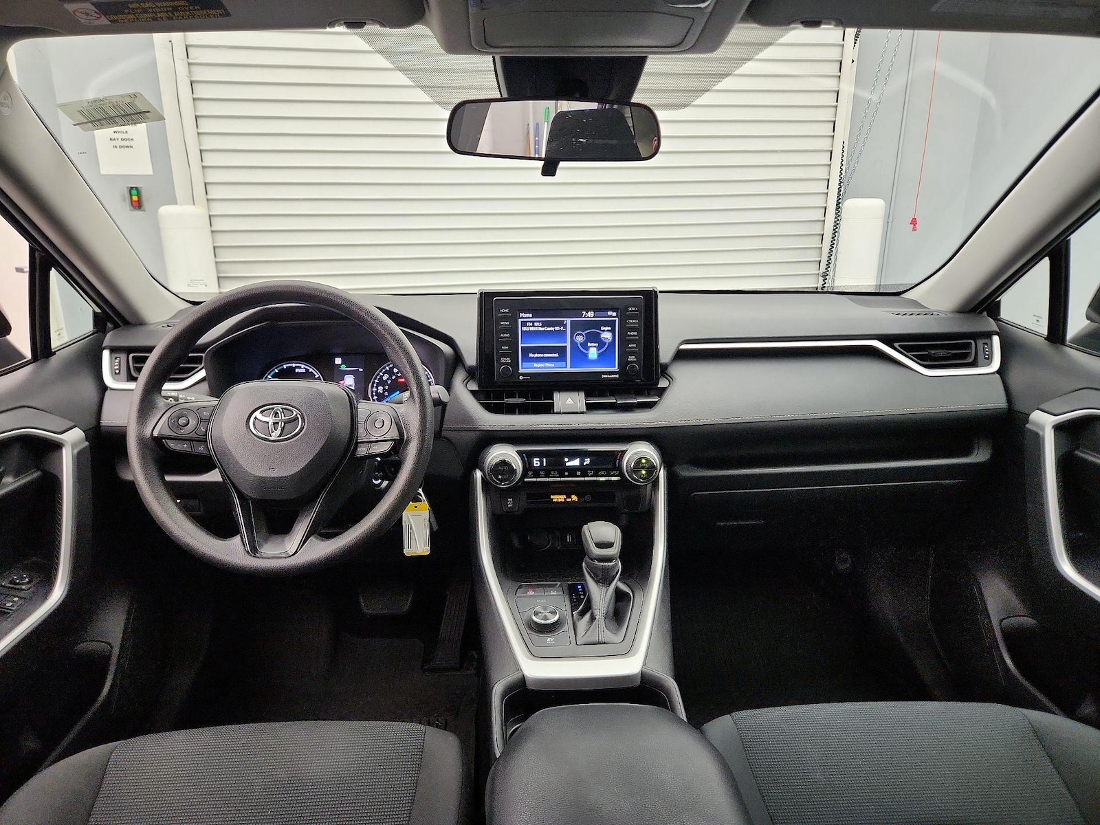 2021 Toyota RAV4 LE - Photo 10