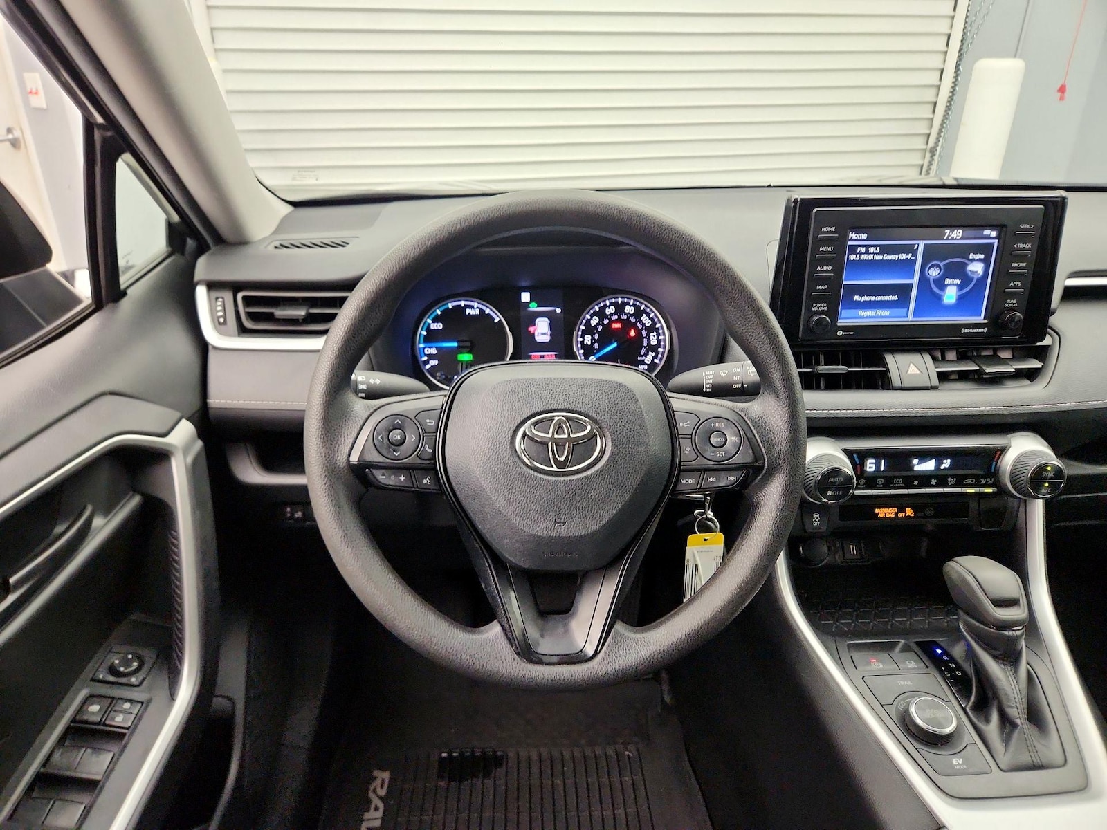 2021 Toyota RAV4 LE - Photo 11