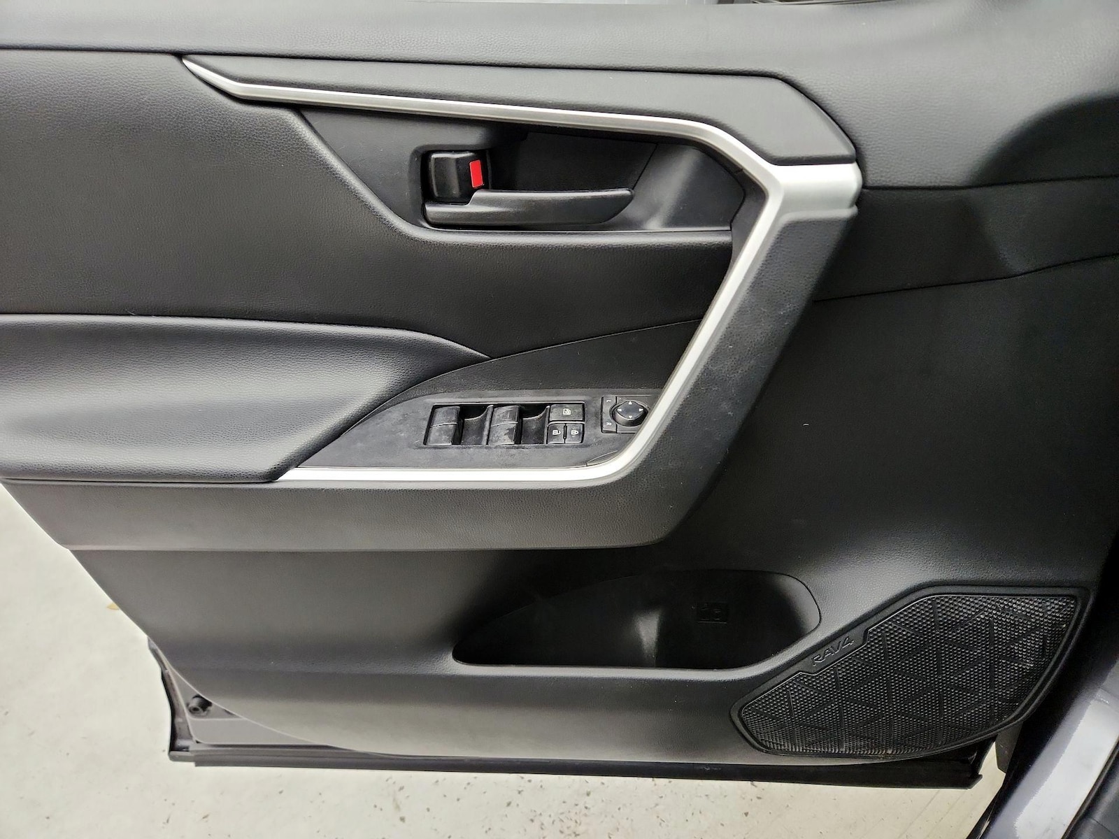 2021 Toyota RAV4 LE - Photo 13