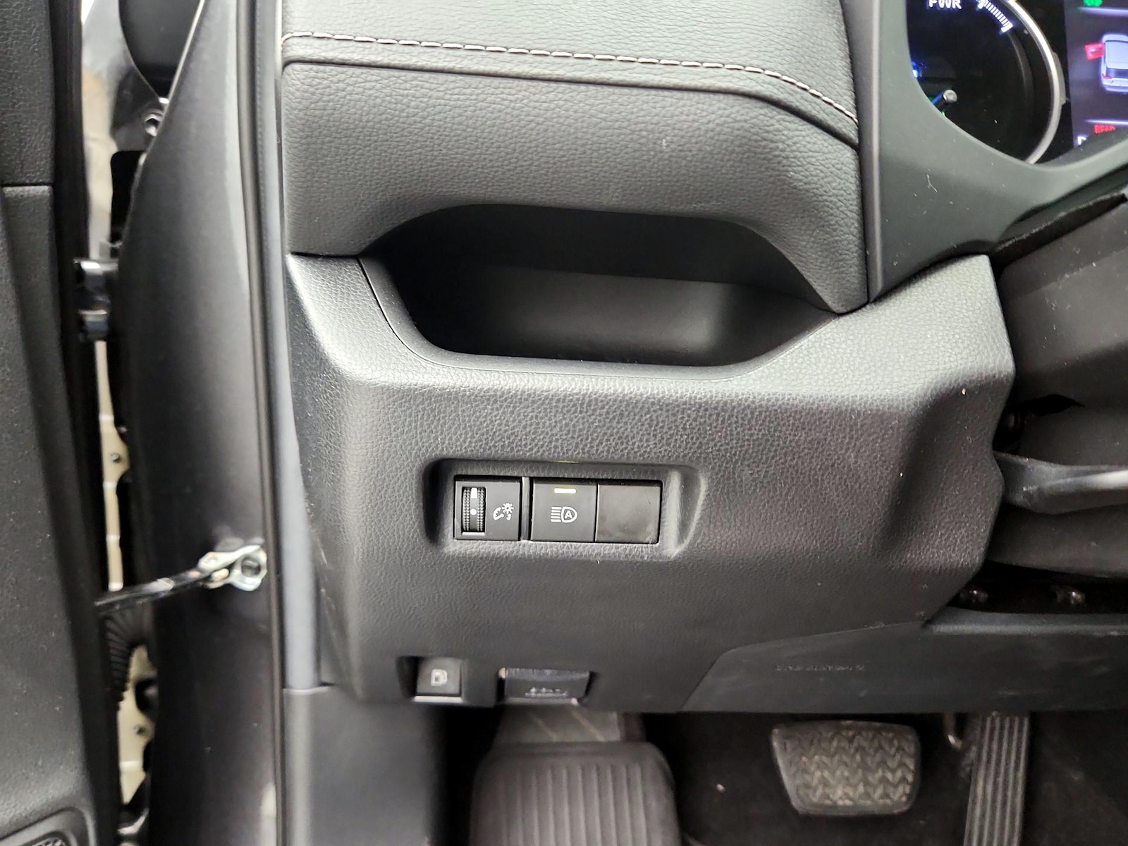 2021 Toyota RAV4 LE - Photo 14