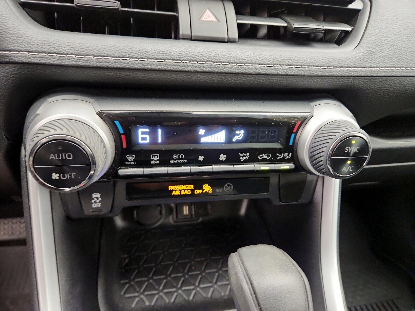 2021 Toyota RAV4 LE - Photo 17