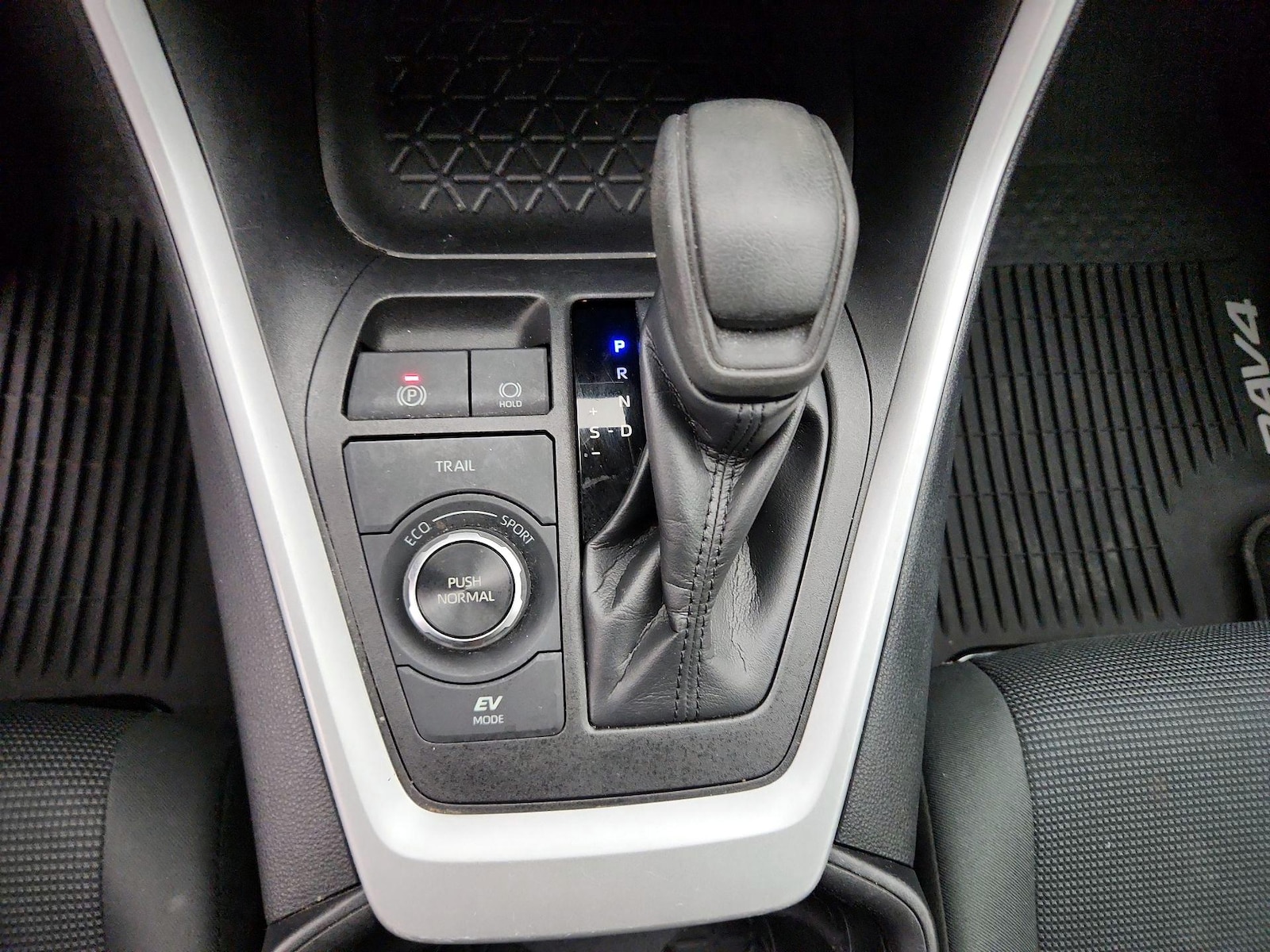 2021 Toyota RAV4 LE - Photo 18