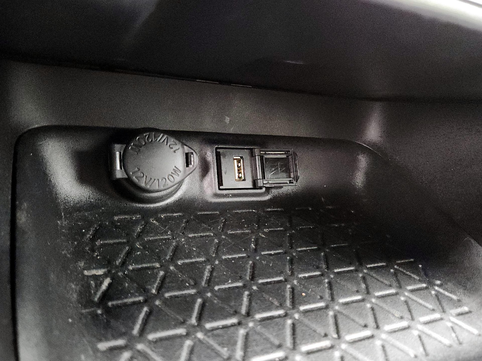 2021 Toyota RAV4 LE - Photo 19
