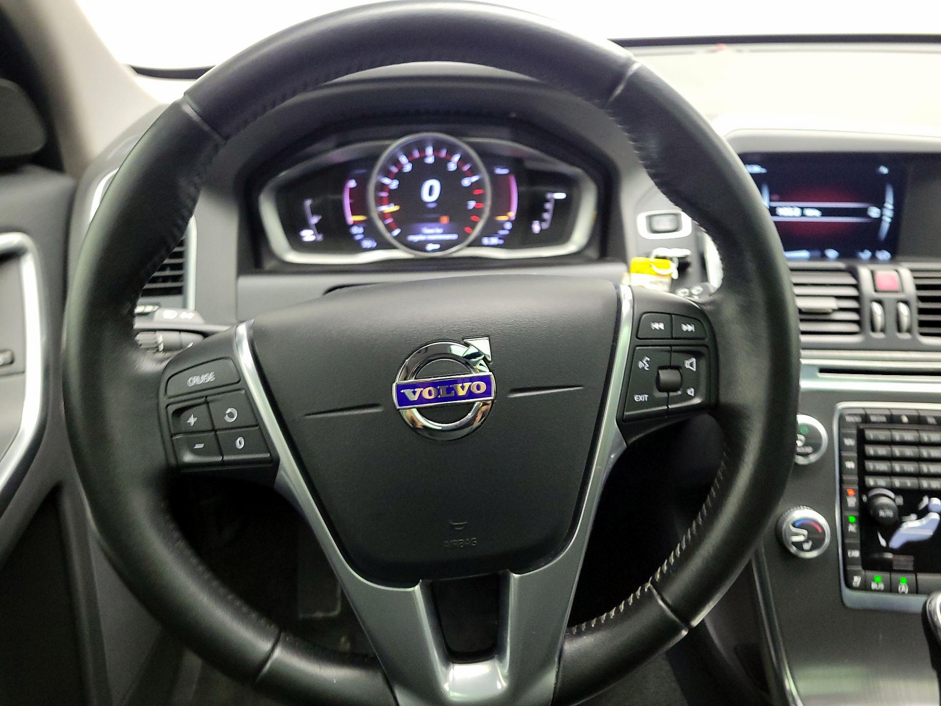 Thumbnail: 2016 Volvo XC60 - 10