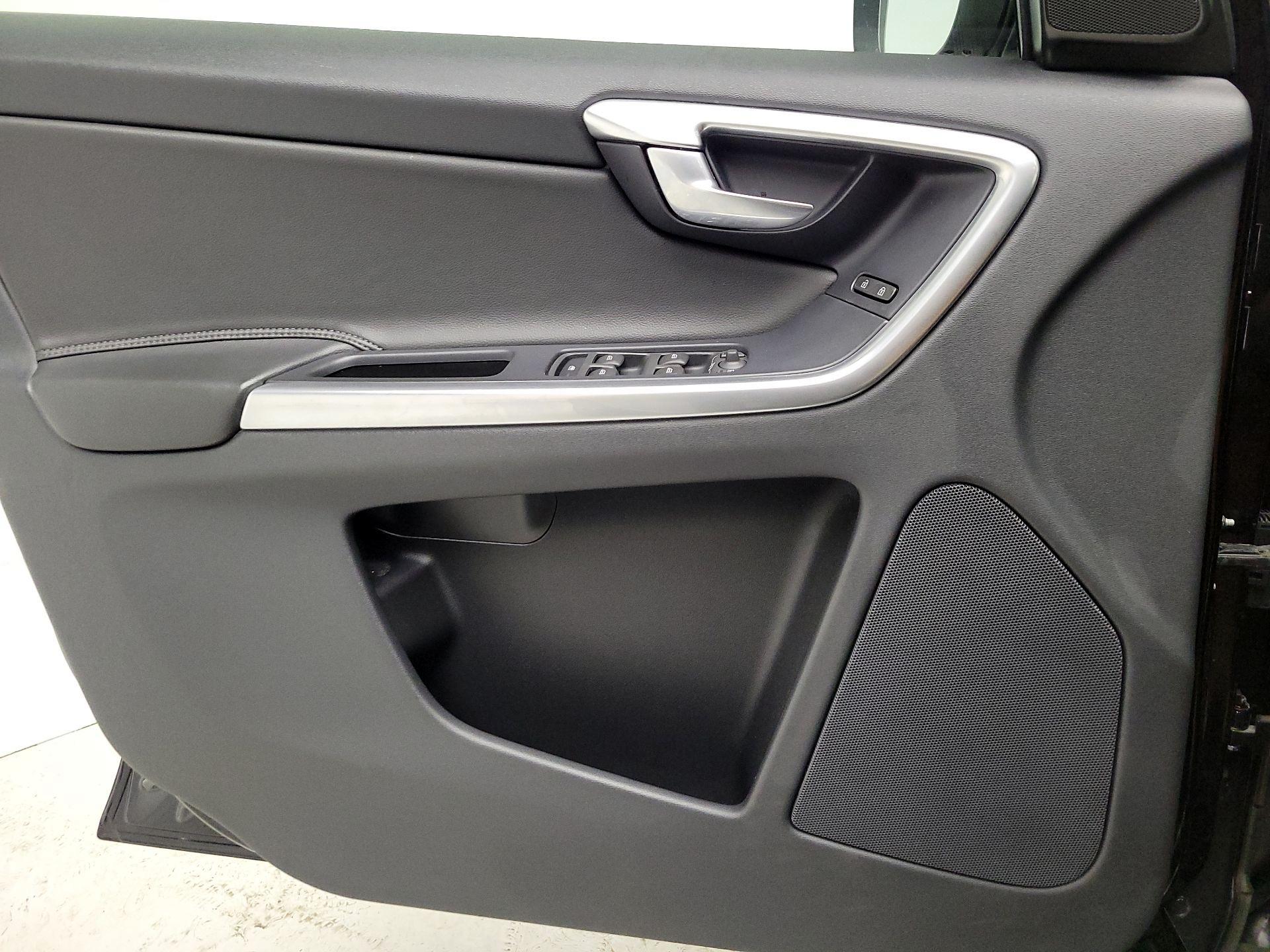 Thumbnail: 2016 Volvo XC60 - 12
