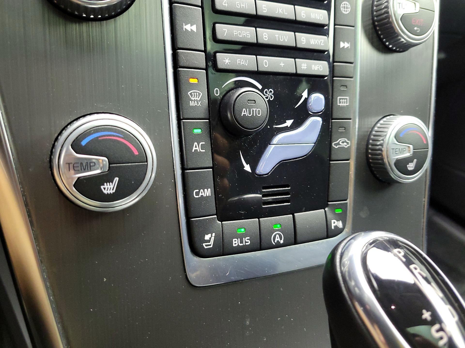 Thumbnail: 2016 Volvo XC60 - 14